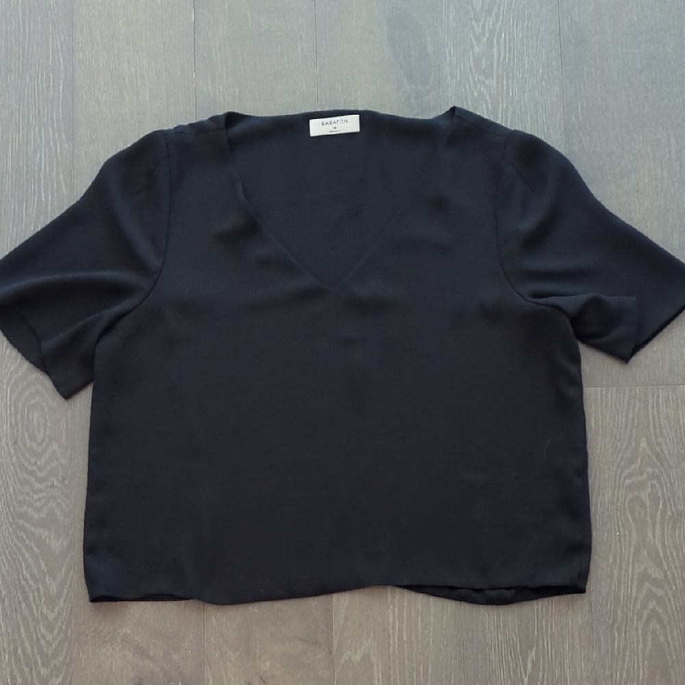 Aritzia Babaton Randy Blouse Black V‑Neck Short Sleeve, medium | black